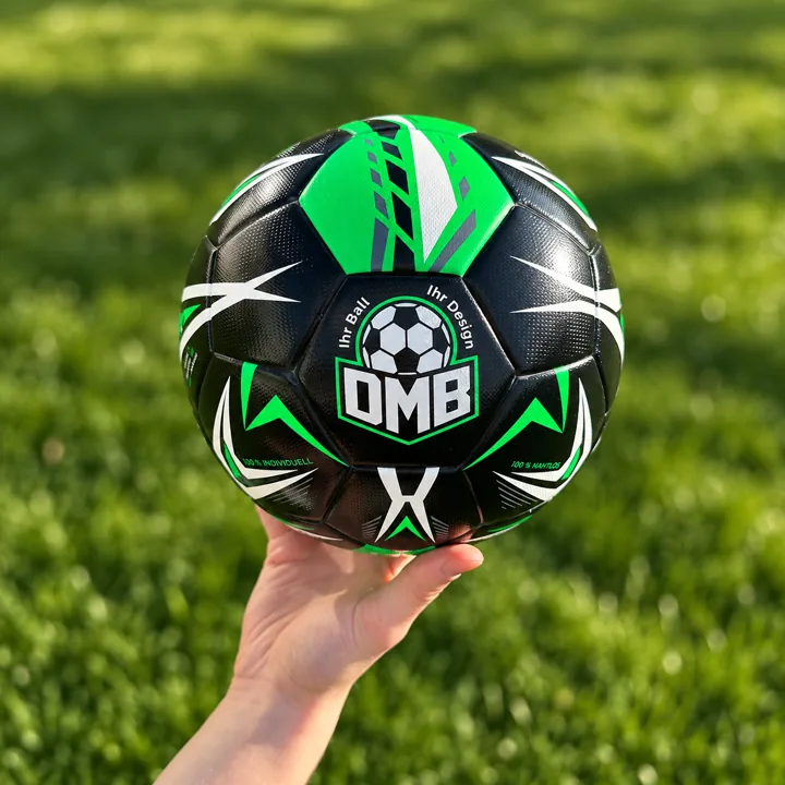 Musterball mit DMB-Logo in der Hand